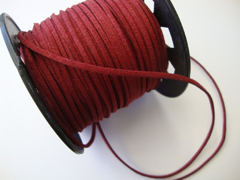 Mokkanauha (faux suede) tummanpunainen 3 x 1,4 mm (m-erä 5 m)