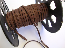 Mokkanauha (faux suede) ruskea n. 3 x 1,4 mm (m-erä 5 m)
