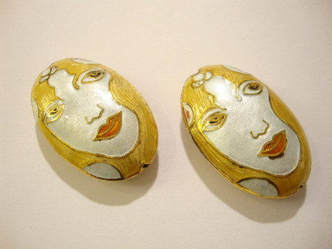 Cloisonne helmi ovaali Vaaleahiuksinen nainen 34 x 22 mm
