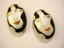 Cloisonne helmi ovaali Mustahiuksinen nainen 34 x 22 mm