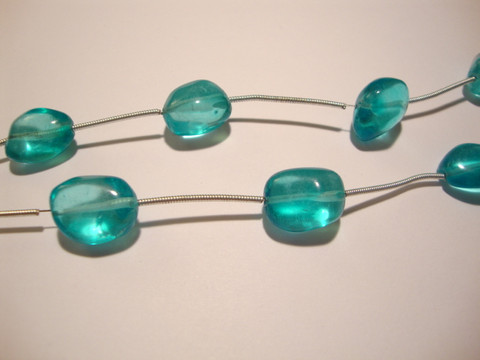 Lasihelmi nuggetti turkoosi n. 16 x 10 mm (5 kpl/nauha)