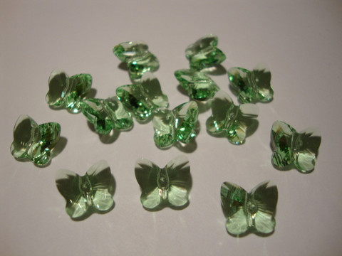 Swarovski kristallihelmi vaalean vihreä perhonen 10 mm (2 kpl/pss)