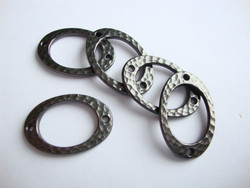 TierraCast Korulinkki Taottu ovaali musta 24 x 16 mm