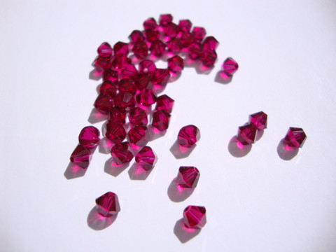 Swarovski kristallihelmi rubiinin punainen bicone 4 mm (5 kpl/pss)