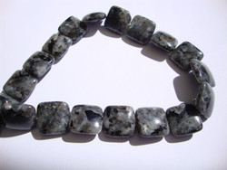 Labradoriitti neliö litteä 14 mm (10 kpl/pss)