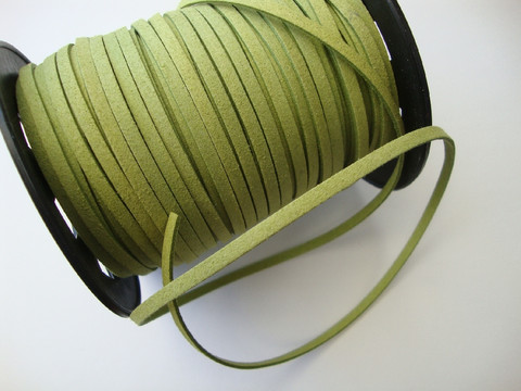 Mokkanauha (faux suede) limenvihreä 3 x 1,4 mm (m-erä 5 m)