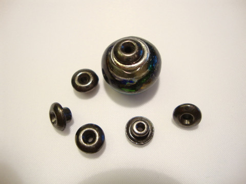 TierraCast Metallihelmi/bead aligner isoreikäisille helmille musta 7 mm (4 kpl/pss)