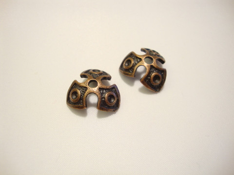 Helmihattu Goottilainen antiikkikuparinvärinen n. 14 mm (2 kpl/pss)