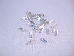 Metallihelmi hopeoitu putki kaareva 5 x 1 mm (30 kpl/pss)