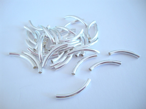 Metallihelmi hopeoitu putki kaareva 26 x 3 mm (20 kpl/pss)