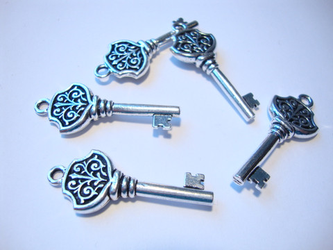 TierraCast riipus Victorian key hopeoitu 36 x 15 mm