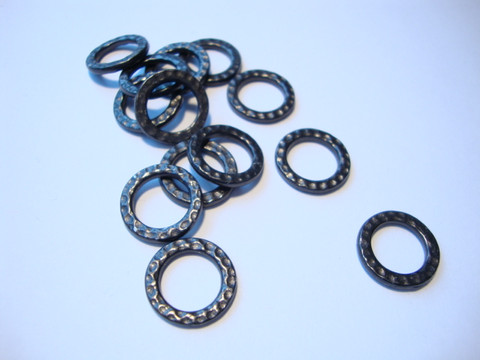 TierraCast Korulinkki Taottu musta 13 mm, sisämitta 8,7 mm (2 kpl/pss)