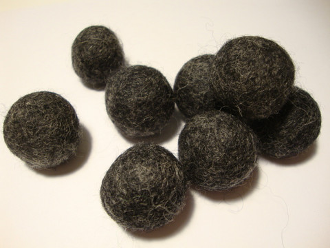 Huovutettu helmi tummanharmaa n. 23 mm (5 kpl/pss)