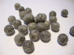 Huovutettu helmi harmaa n. 10 mm (5 kpl/pss)