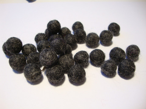 Huovutettu helmi tummanharmaa n. 10 mm (5 kpl/pss)