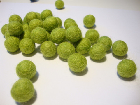 Huovutettu helmi limen vihreä n. 10 mm (5 kpl/pss)