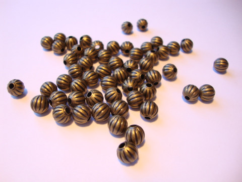 Metallihelmi antiikkikullattu (pronssinvärinen) uritettu 6 mm (20 kpl/pss)