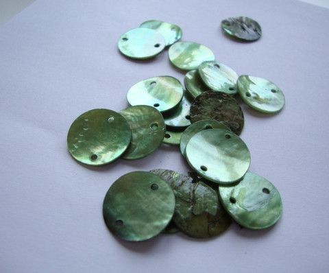 Simpukkahelmi/-linkki vihreä pyöreä litteä 10 mm, 2 reikäinen (10/pss)