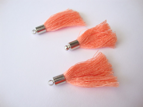 Tasselitupsu oranssi hopeoidulla ripustuslenkillä n. 34 mm (2 kpl/pss)