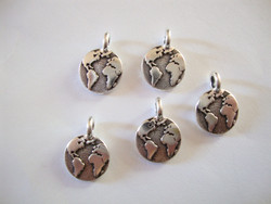 TierraCast riipus Maailma (Earth) hopeoitu 17 x 12 mm