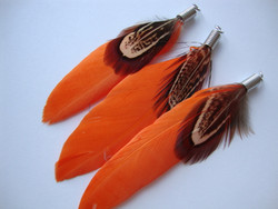 A Sulka/höyhen Duo oranssi/ruskeasävyinen n. 7 cm ripustuskoukulla