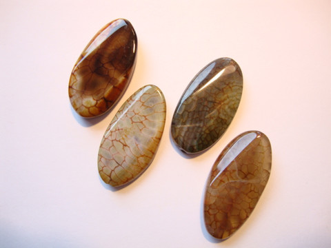 Riipus Opaali (imit.) punertavanruskea ovaali n. 40 x 21 mm