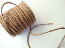 Mokkanauha (faux suede) vaaleanruskea 2,5 x 1,2 mm (m-erä 3 m)