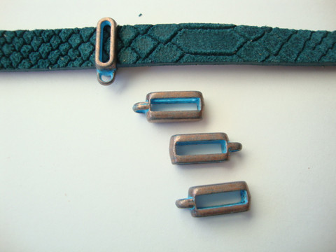 Boho riipuspidike kuparipatina 10 mm litteälle nahkanauhalle 16 x 6 mm