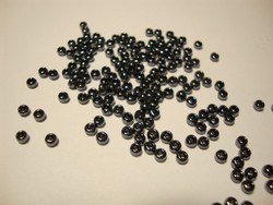 Siemenhelmi hematiitti (metalli musta) opaakki 8/0 3 mm, reikä 1 mm (20 g/pss)