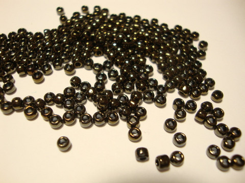 Siemenhelmi Iris tummanruskea opaakki 8/0 3 mm, reikä 1,2 mm (20 g/pss)