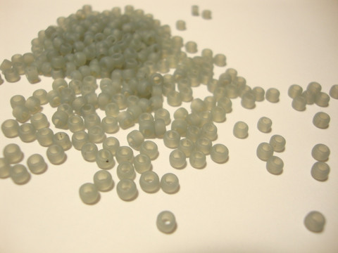 Siemenhelmi savunharmaa huurrettu (Ceylon frosted Smoke) opaakki 8/0 3 mm, reikä 1,2 mm (20 g/pss)