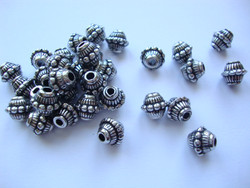 ABS muovihelmi antiikkihopeanvärinen 7 x 7 mm (20 kpl/pss)