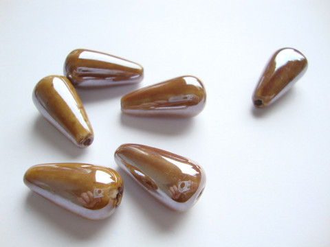Posliinihelmi/riipus Pisara tummanruskea 26 x 13, reikä n. 2,5 mm (2 kpl/pss)