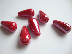 Posliinihelmi/riipus Pisara punainen 26 x 13, reikä n. 2,5 mm (2 kpl/pss)