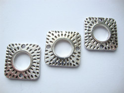 Korulinkki / riipus neliö antiikkihopeoitu 18 mm, reikä 9 mm (5 kpl/pss)