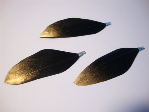 A Sulka/höyhen Dip-dye musta/kärki kulta n. 3,5 cm
