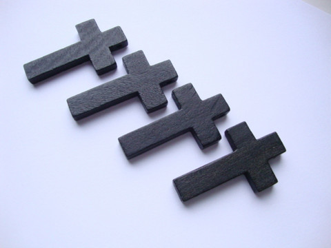 A Puuristi 42 x 24 mm musta, reikä ripustusta varten