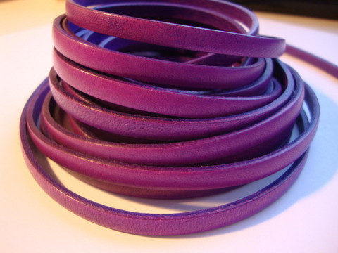 Nahkanauha litteä violetti 5 x 2 mm sileä nappanahka (m-erä 20 cm)