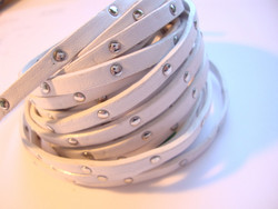 Nahkanauha litteä valkoinen 5 x 2 mm niitti (m-erä 20 mm)