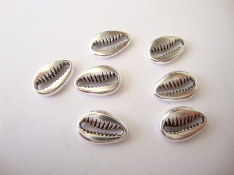 Riipus / maskotti antiikkihopea Simpukka 12 x 8 mm
