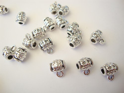 Metallihelmi / riipuspidike kukkakuvio 10 x 8 mm, reikä 2 mm (10 kpl/pss)