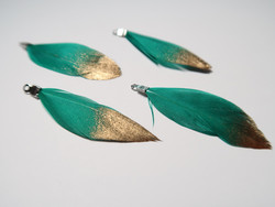 Sulka/höyhen Dip-dye smaragdinvihreä/kärki kulta n. 3,5 cm