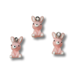 Synteettinen riipus / maskotti istuva pupu vaaleanpunainen 18X10mm (1kpl)