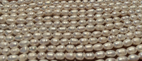 Makeanvedenhelmi valkoinen soikea 6x8 mm (n. 40 helmeä/nauha)