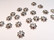 Helmihattu Kukkakuvio antiikkipatina hopeoitu 9 x 3 mm (20 kpl/pss)