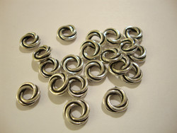 TierraCast Metallihelmi kierretty rengas hopeoitu 8 mm (4 kpl/pss)