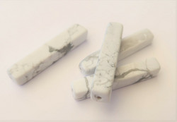 Kivihelmi magnesiitti valkoinen / harmaakuvioinen 25 x 5 mm (2 kpl/pss)