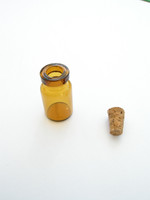 Ruskea lasipullo: 2,4x1,3cm/ 4kpl