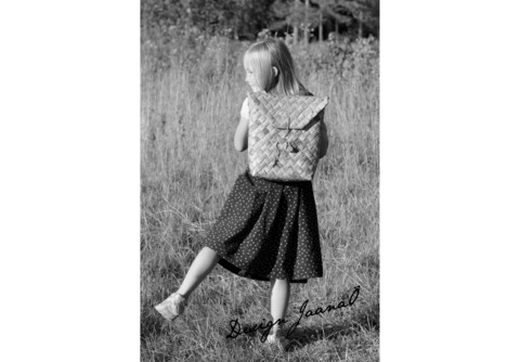 Tyttö ja kontti - postikortti A6