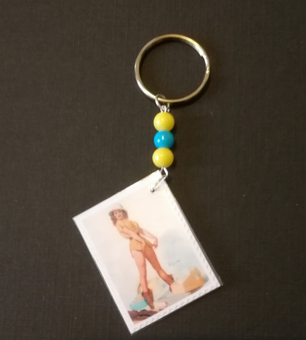 Avaimenperä pin-up raksatyttö